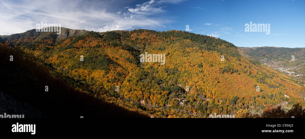 Una vista panoramica delle montagne vicino a Poço do Inferno, Serra da Estrela, Manteigas, Portogallo, vestiti di colori autunnali Foto Stock
