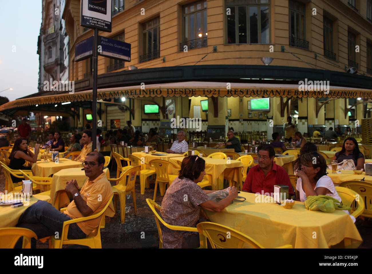 Amarelinho's bar e ristorante sulla Praça Floriano a Rio de Janeiro in Brasile Foto Stock