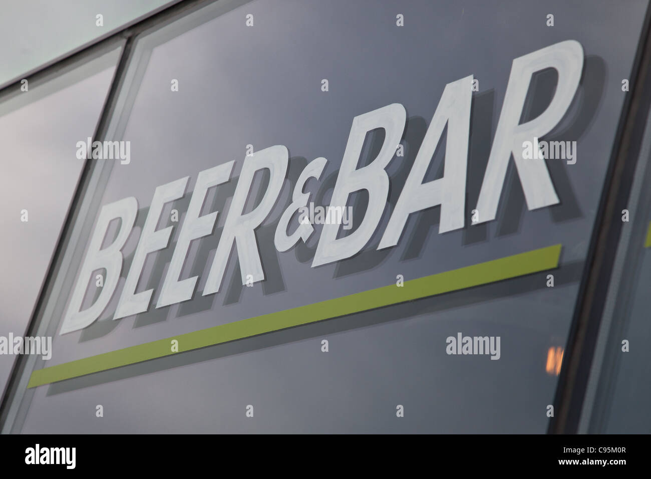 Birra e Bar segno sulla finestra di un pub / ristorante di Austin in Texas Foto Stock