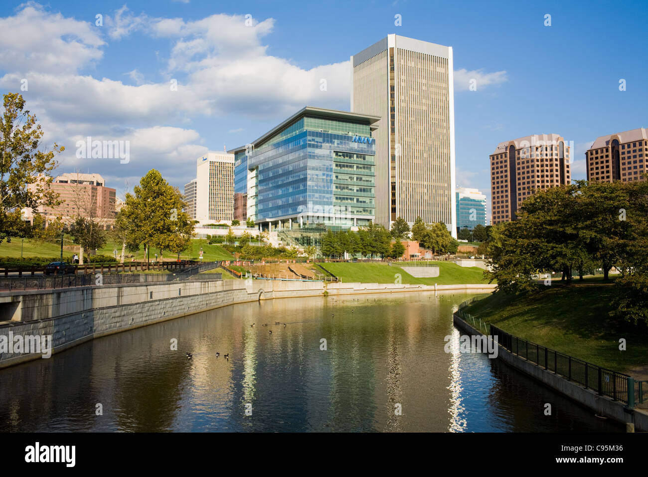 Haxall Canal, James River Park e la skyline di Richmond, Virginia Foto Stock