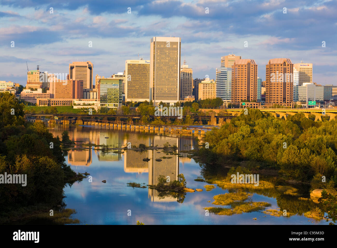 Skyline di Richmond, Virginia, sul fiume James Foto Stock
