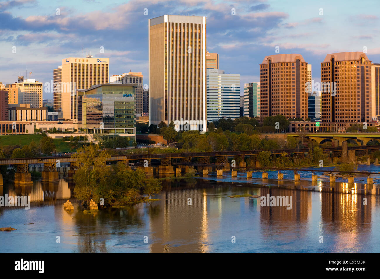 Skyline di Richmond, Virginia, sul fiume James Foto Stock