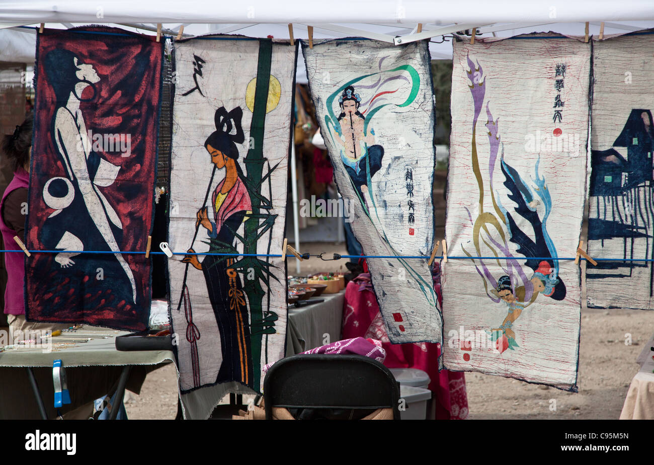 Arte Asiatica nelle schermate di seta in un mercato di Austin in Texas Foto Stock