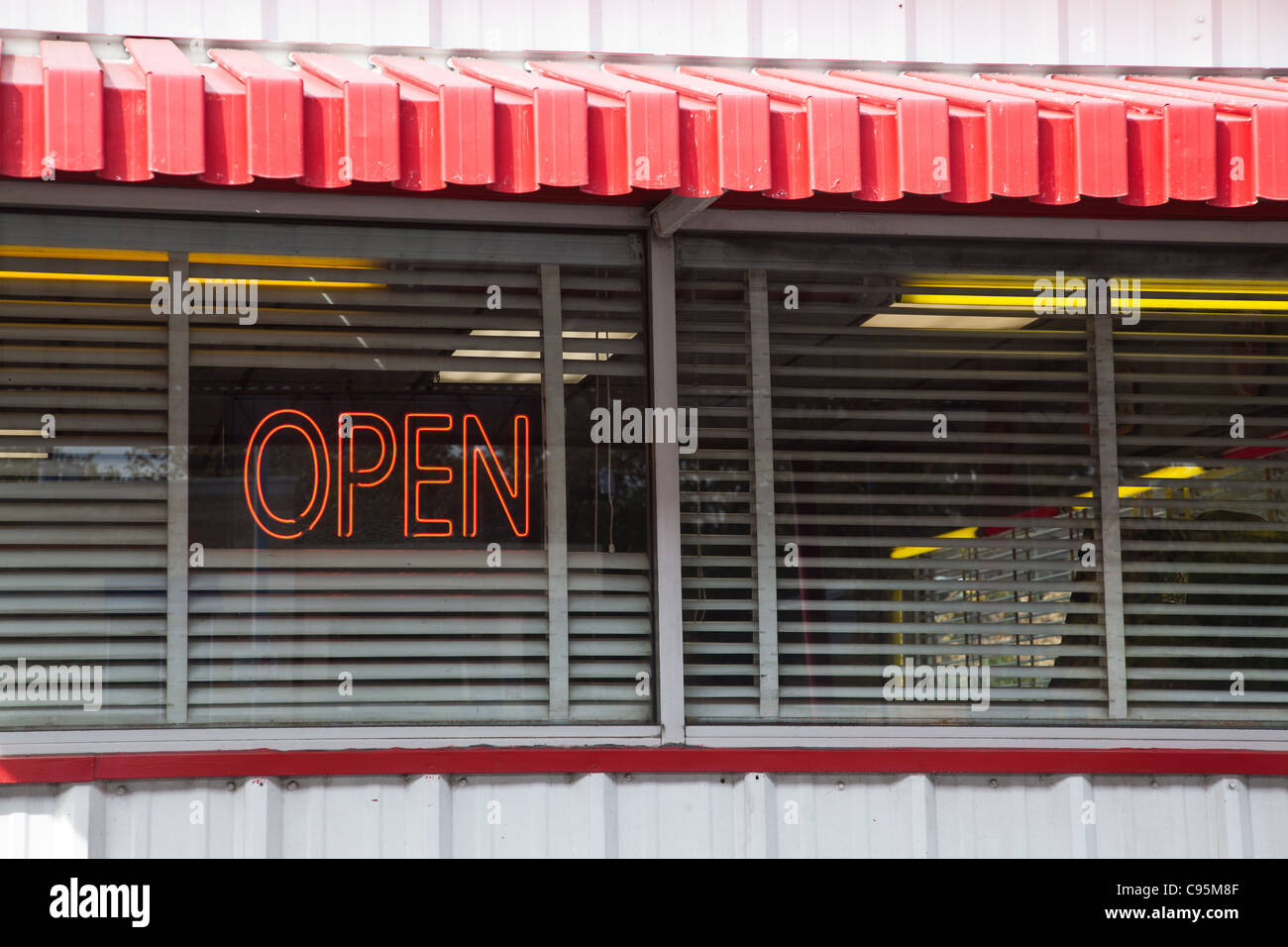 Un vecchio stile diner con un neon di aprire il segno - Fran di hamburger di Austin in Texas Foto Stock