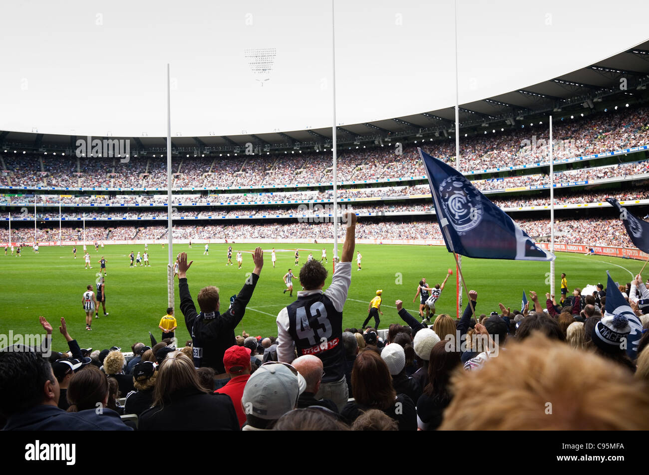 Il tifo dei sostenitori della loro squadra durante un'AFL del gioco del calcio presso il Melbourne Cricket Ground di Melbourne, Victoria, Australia Foto Stock