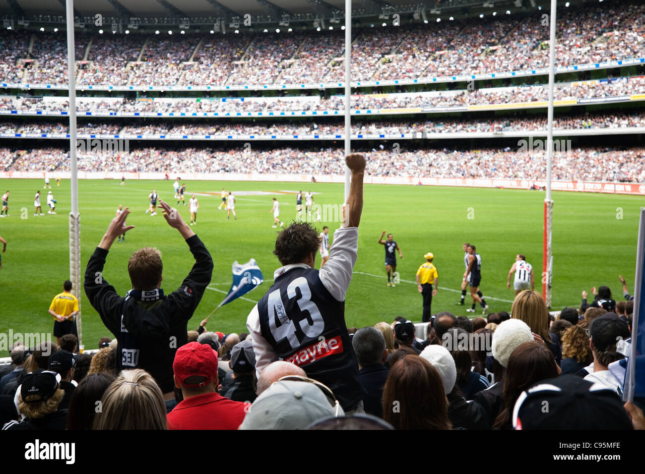 Il tifo dei sostenitori della loro squadra durante un'AFL del gioco del calcio presso il Melbourne Cricket Ground di Melbourne, Victoria, Australia Foto Stock