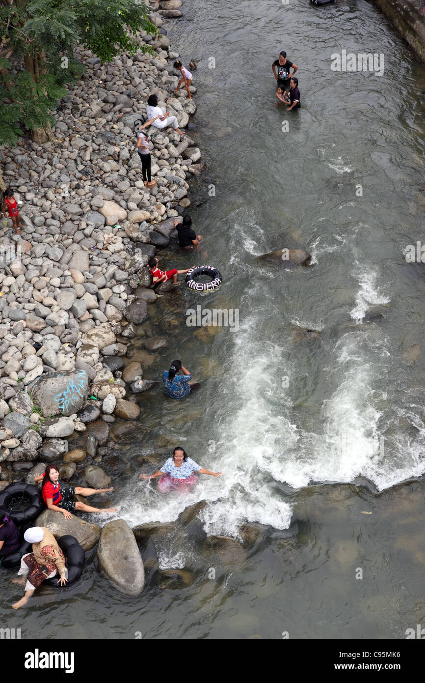 La gente la balneazione nel fiume Bohorok. Il Bukit Lawang, Sumatra, Indonesia, Asia sud-orientale, Asia Foto Stock