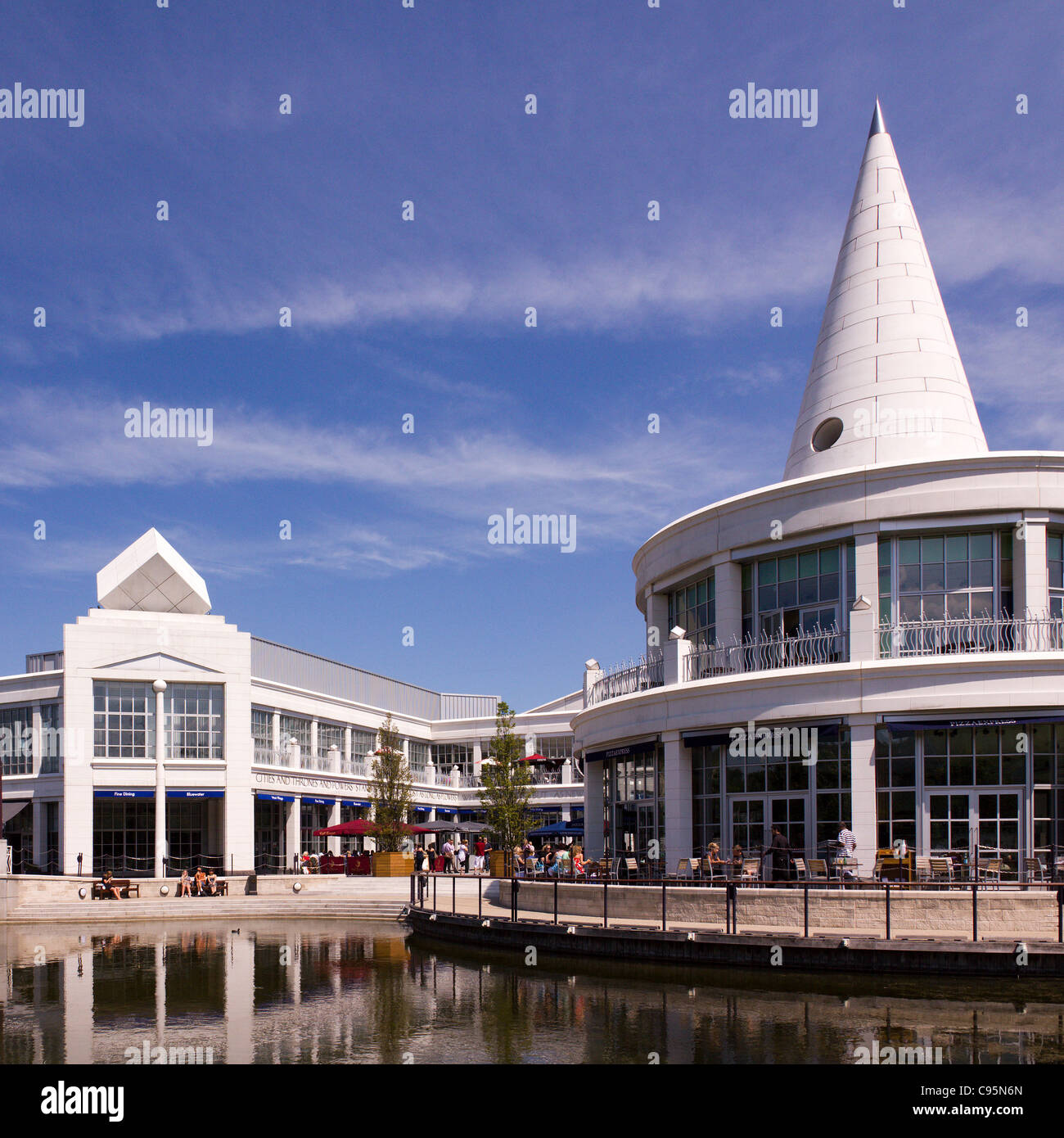 Pizza Express ristorante e area da pranzo esterna dal lago a Bluewater Shopping Centre, Penzance, Kent, England, Regno Unito Foto Stock