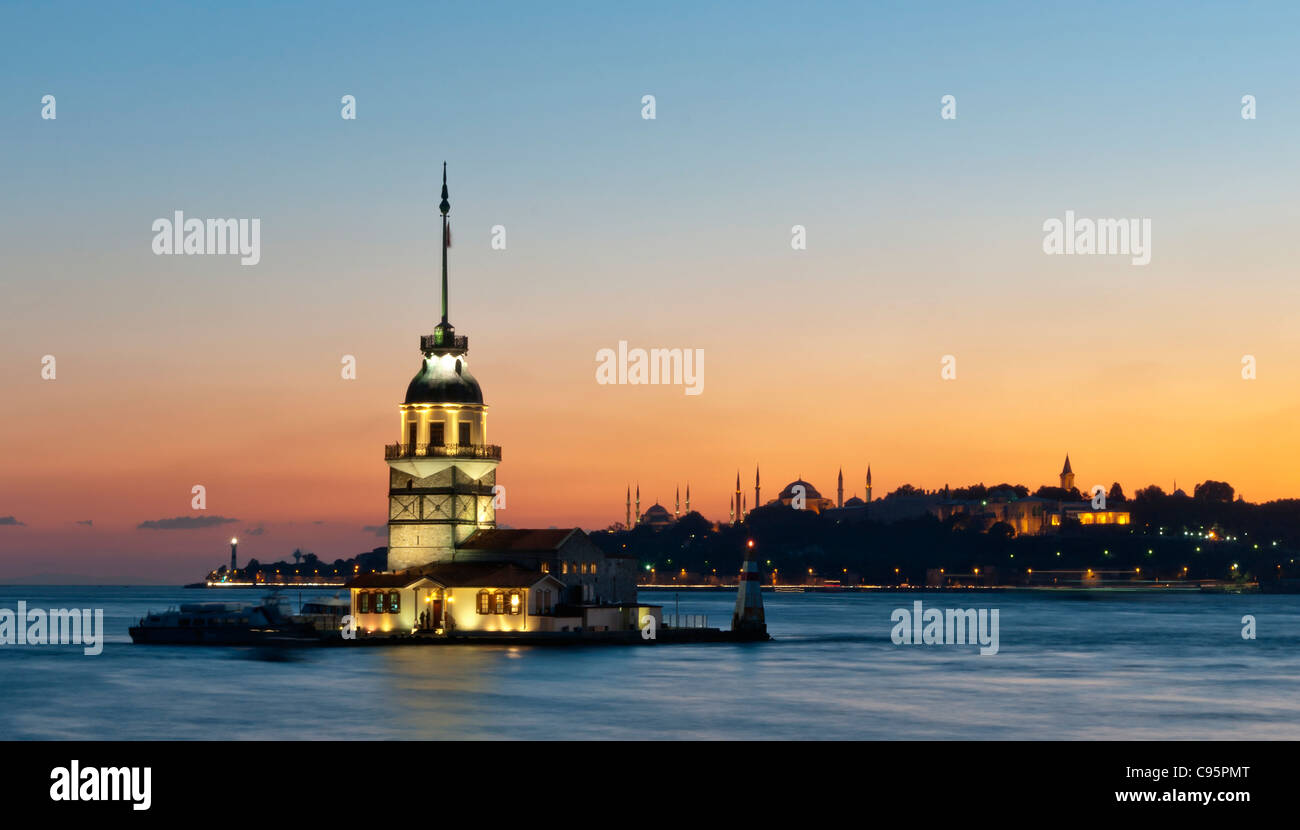 La fanciulla la torre è situato all'entrata sud del Bosforo,istanbul, Turchia.Torre di Leandros Foto Stock