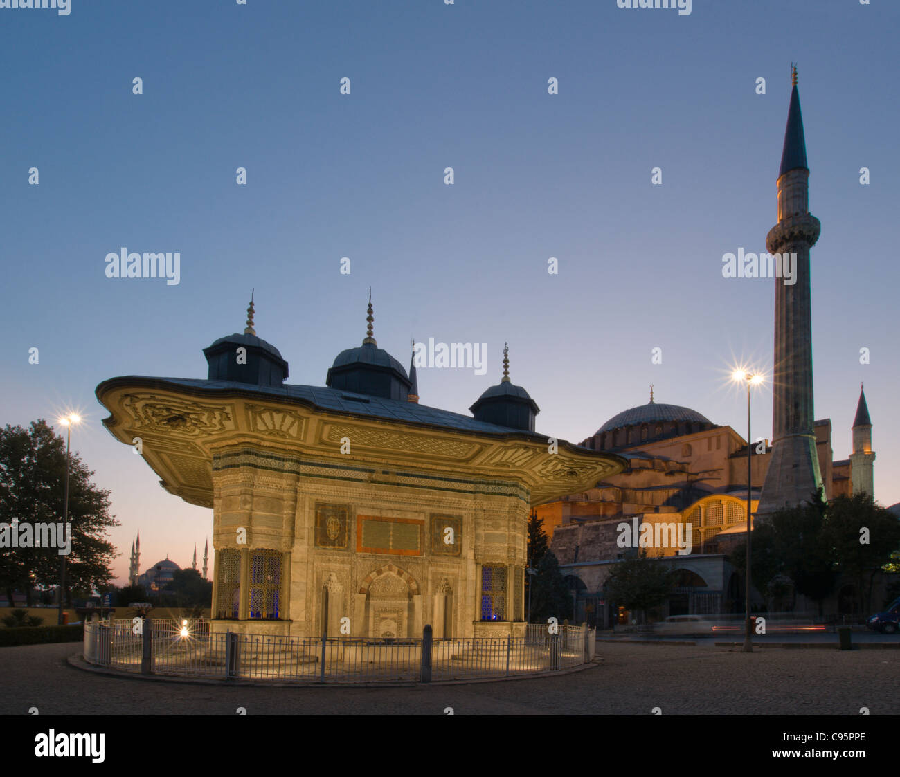 La fontana del Sultano Ahmed III è una fontana situata di fronte al cancello imperiale del Topkapı Palace a Istanbul, Turchia. Foto Stock