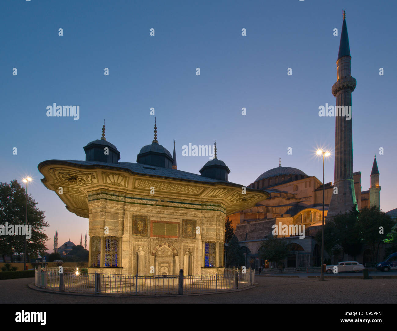 La fontana del Sultano Ahmed III è una fontana situata di fronte al cancello imperiale del Topkapı Palace a Istanbul, Turchia. Foto Stock