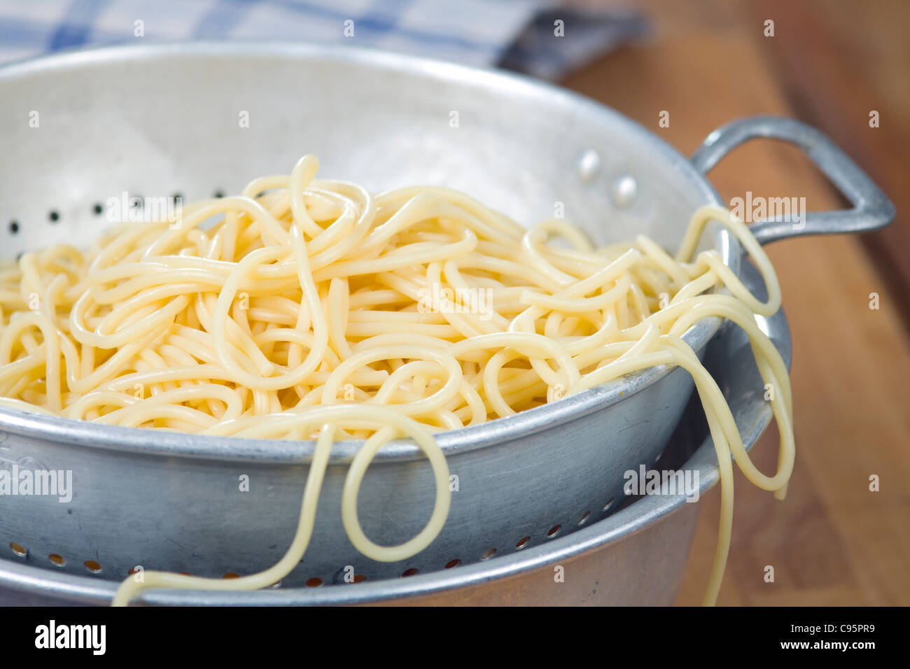 Spaghetti in una latta di gocciolamento del crivello inferiore Foto Stock