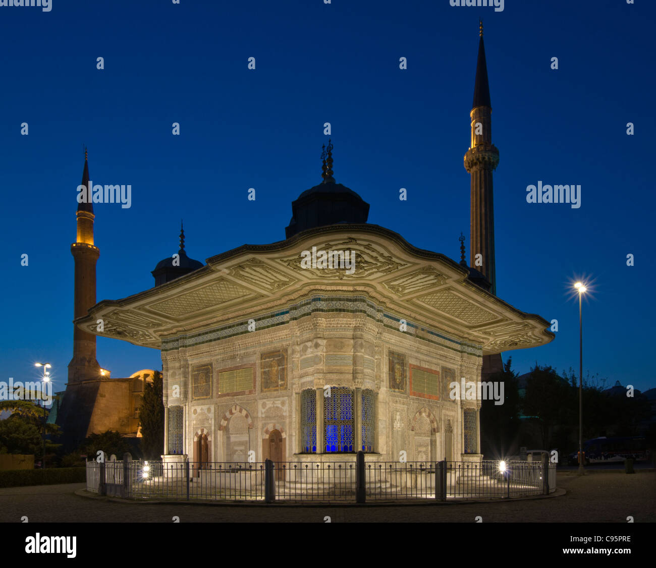 La fontana del Sultano Ahmed III è una fontana situata di fronte al cancello imperiale del Topkapı Palace a Istanbul, Turchia. Foto Stock