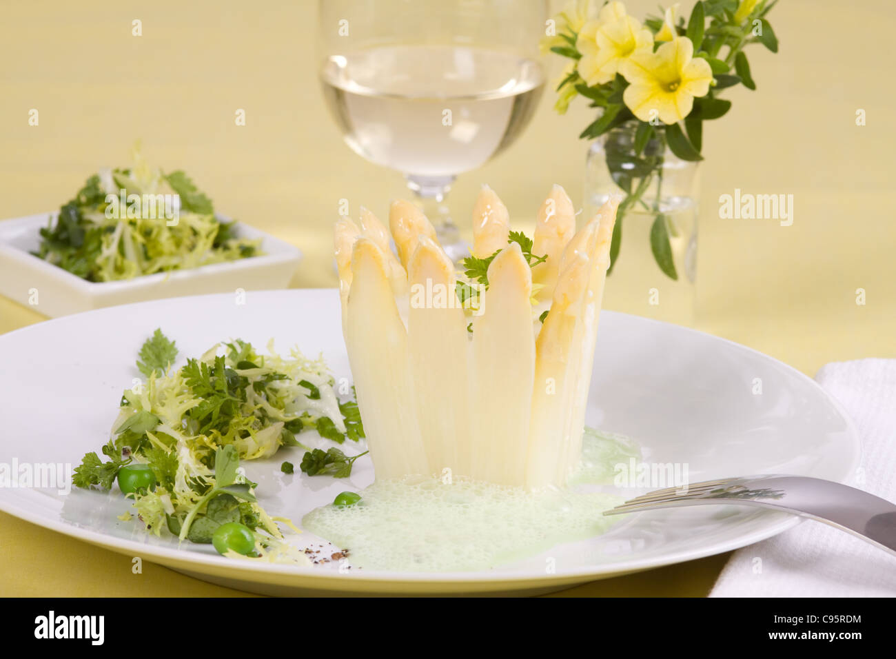 Gli asparagi di Chartreuse con insalata di erbe e salsa di cerfoglio Foto Stock