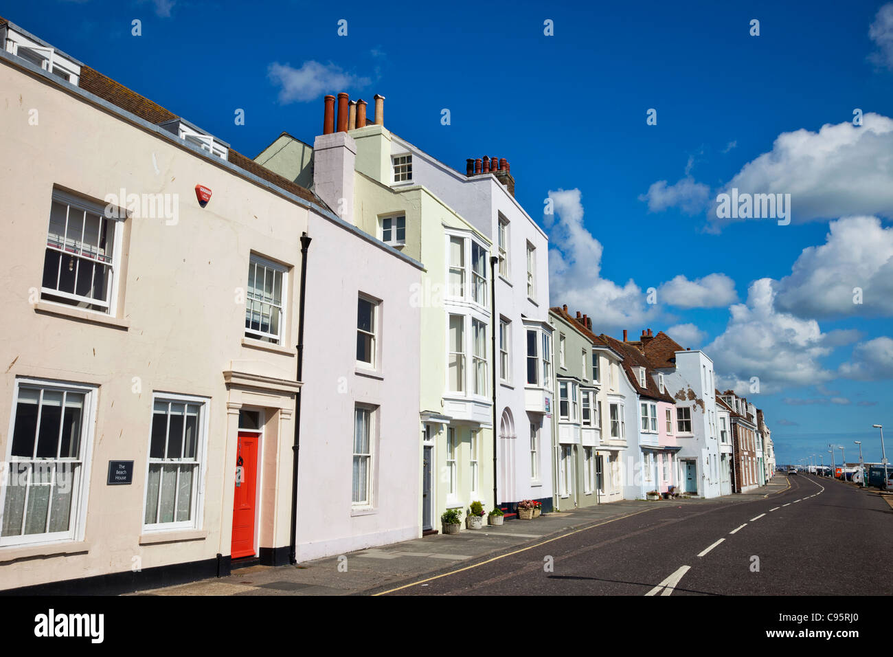 Inghilterra, Kent, trattare, strada lungomare e case Foto Stock