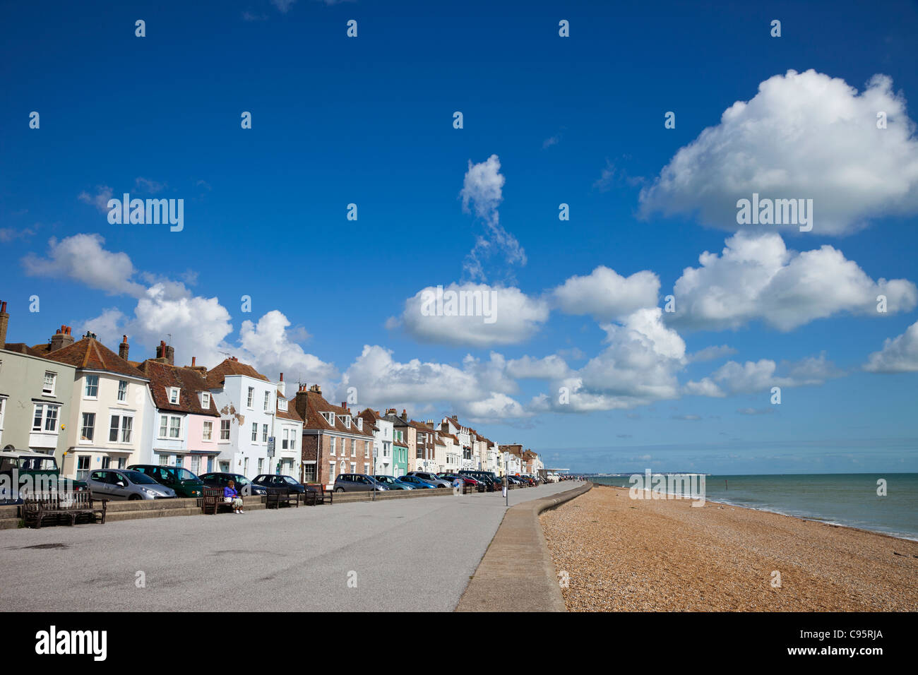 Inghilterra, Kent, trattare, trattare la spiaggia e il lungomare di edifici Foto Stock