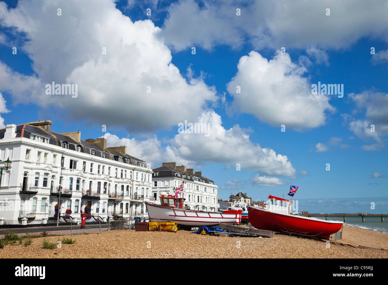 Inghilterra, Kent, trattare, trattare la spiaggia e il lungomare di edifici Foto Stock