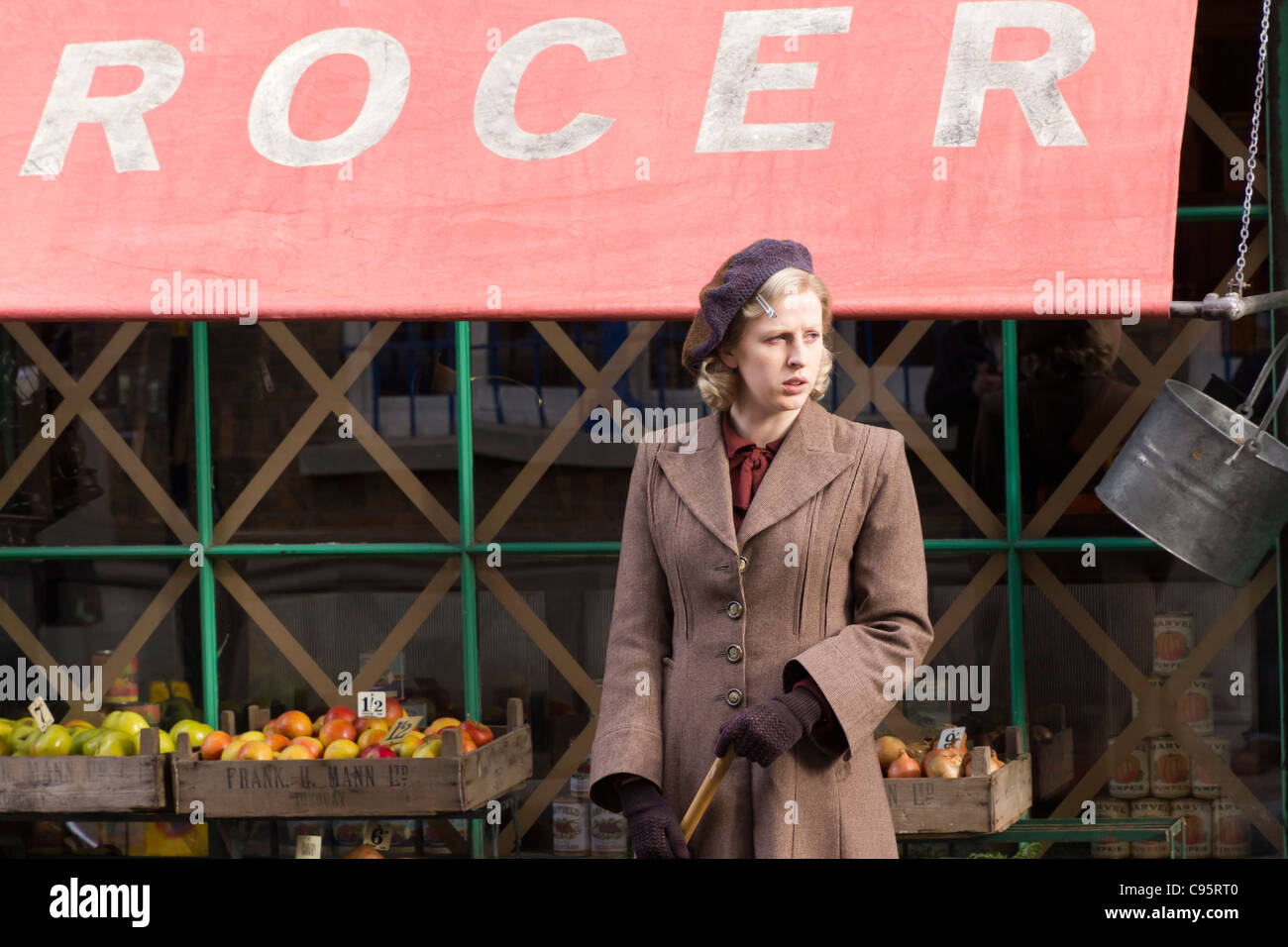 Sul set con Alexandra Roach starring come il giovane la baronessa Margaret Thatcher nel prossimo film la signora di ferro Foto Stock Sul set con Alexandra Roach starring come il giovane la baronessa Margaret Thatcher nel prossimo film la signora di ferro Foto Stock