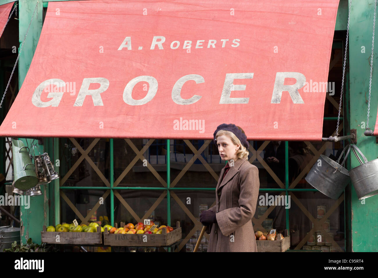 Sul set con Alexandra Roach starring come il giovane la baronessa Margaret Thatcher nel prossimo film la signora di ferro Foto Stock Sul set con Alexandra Roach starring come il giovane la baronessa Margaret Thatcher nel prossimo film la signora di ferro Foto Stock