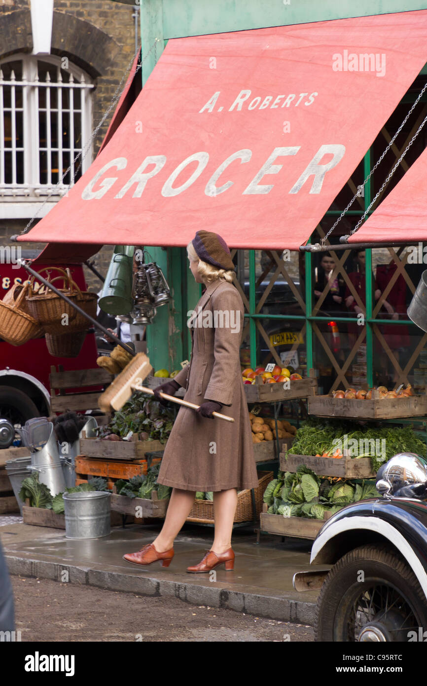 Sul set con Alexandra Roach starring come il giovane la baronessa Margaret Thatcher nel prossimo film la signora di ferro Foto Stock Sul set con Alexandra Roach starring come il giovane la baronessa Margaret Thatcher nel prossimo film la signora di ferro Foto Stock