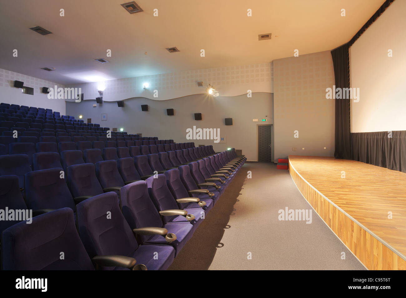 Cinema interno, sedi vuote, design moderno. Foto Stock