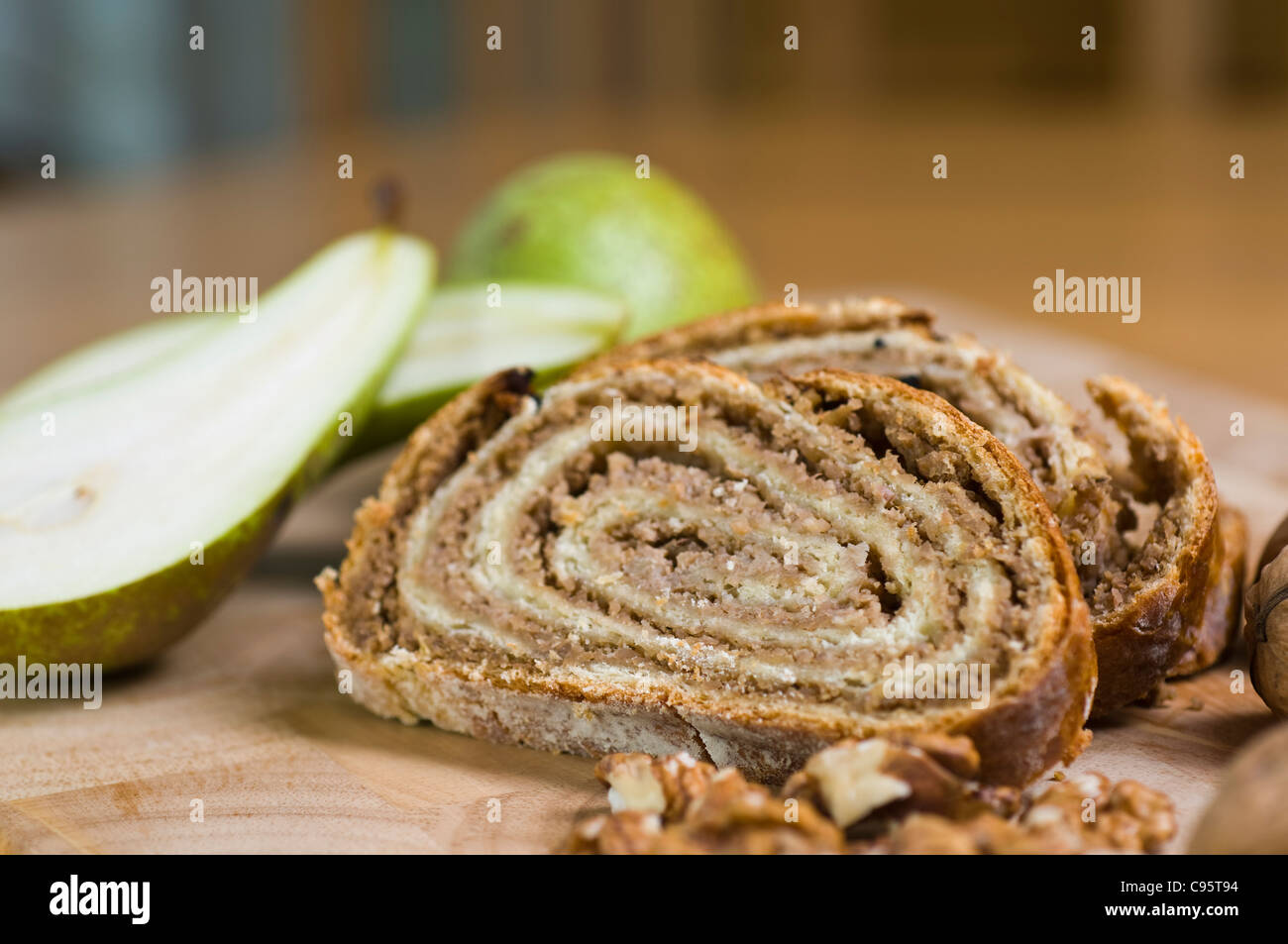 Chelsea bun con ripieno di noci e pera Foto Stock