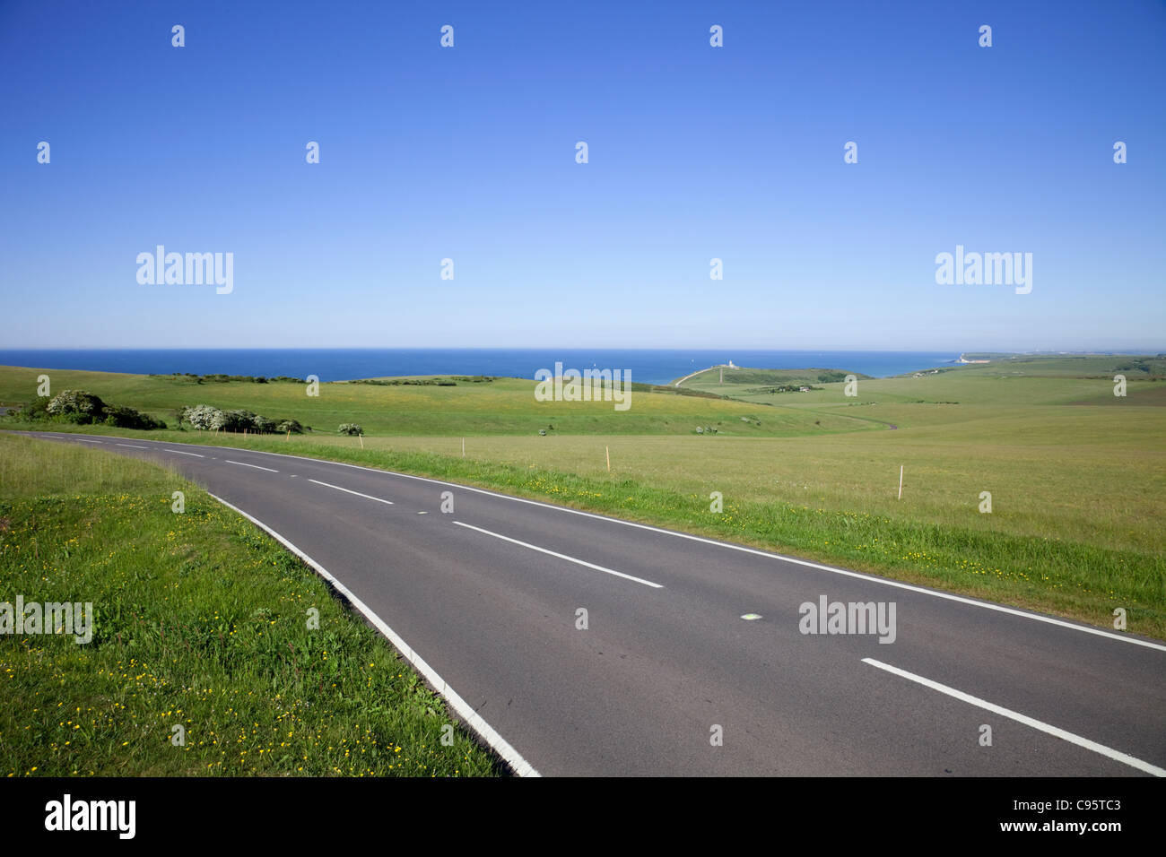 Inghilterra, East Sussex, Strada vuota nel South Downs National Park vicino a Eastbourne Foto Stock