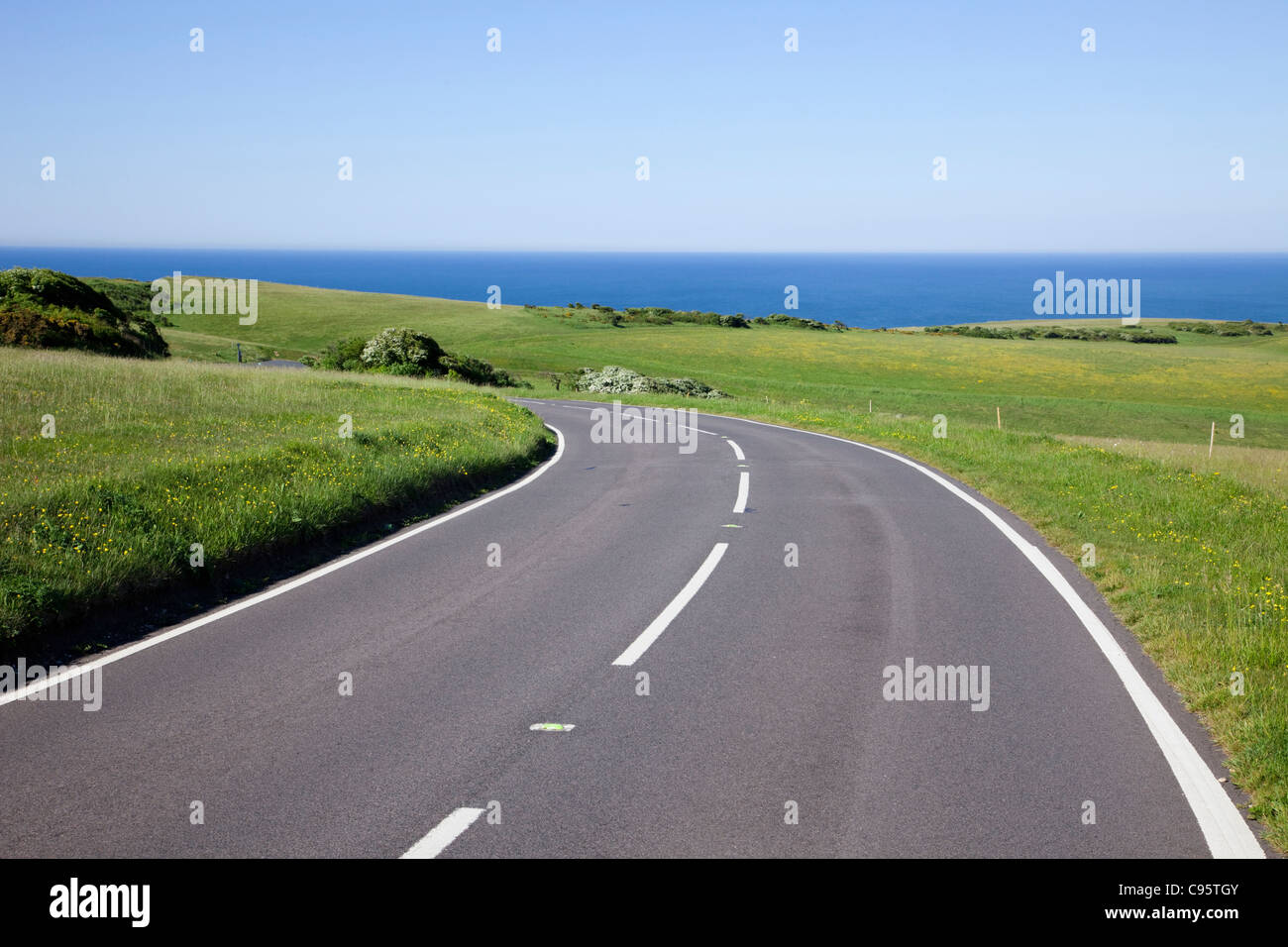 Inghilterra, East Sussex, Strada vuota nel South Downs National Park vicino a Eastbourne Foto Stock