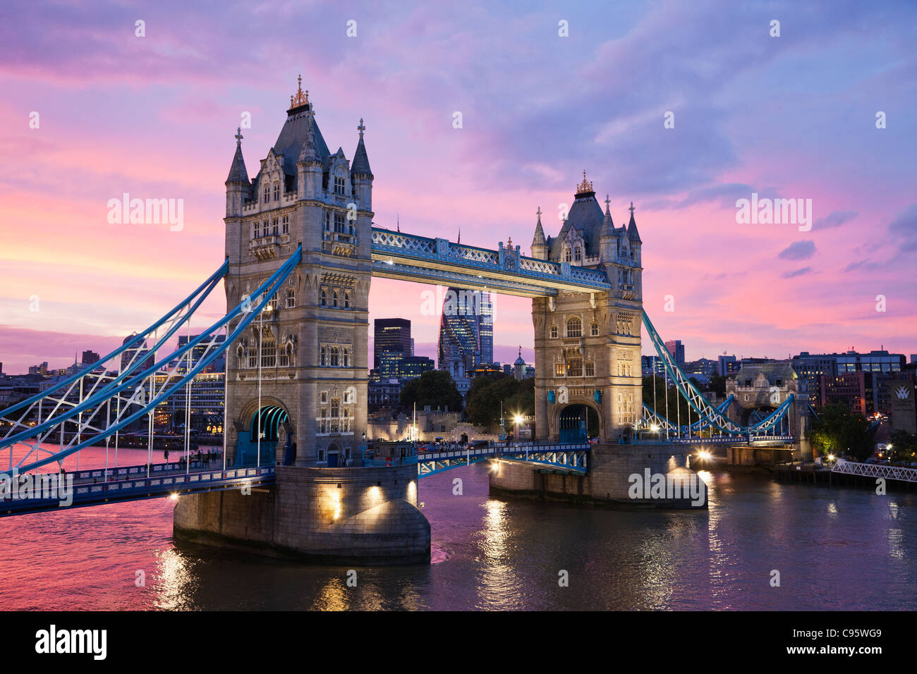 Inghilterra, Londra, il Tower Bridge e il fiume Tamigi Foto Stock
