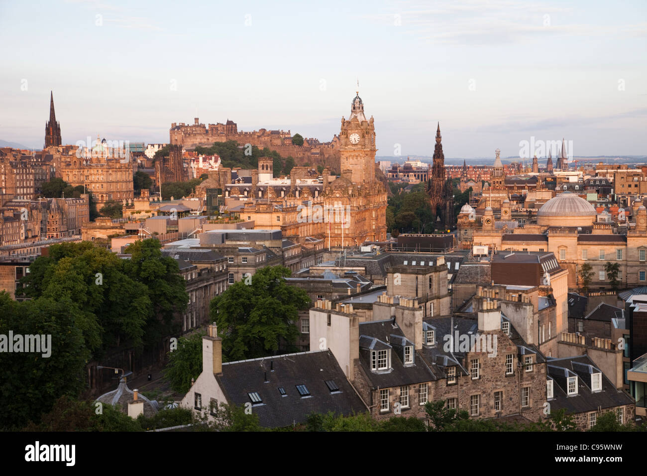 La Scozia, Edimburgo, Vista dello Skyline della citta' da Carlton Hill Foto Stock