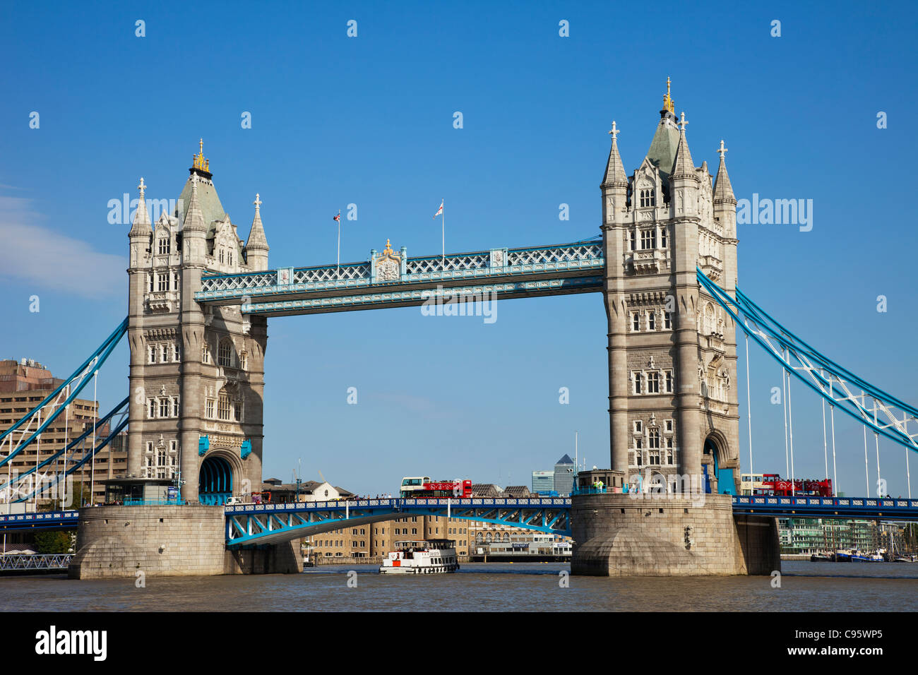 Inghilterra, Londra, il Tower Bridge e il fiume Tamigi Foto Stock