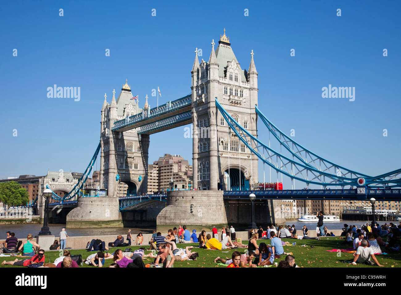 Inghilterra, Londra, il Tower Bridge e il fiume Tamigi Foto Stock