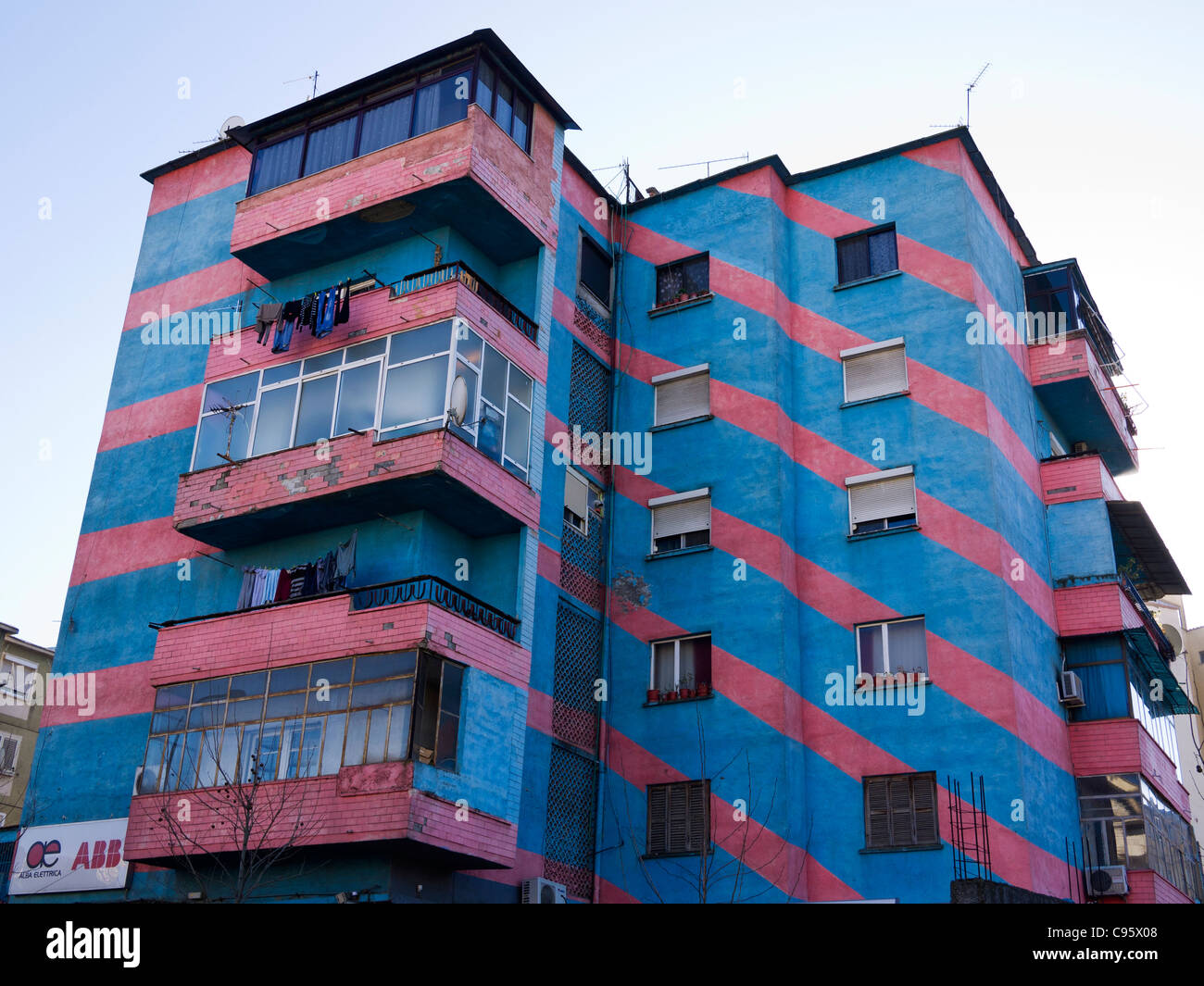 Dipinto luminosamente edifici a Tirana, Albania. Foto Stock