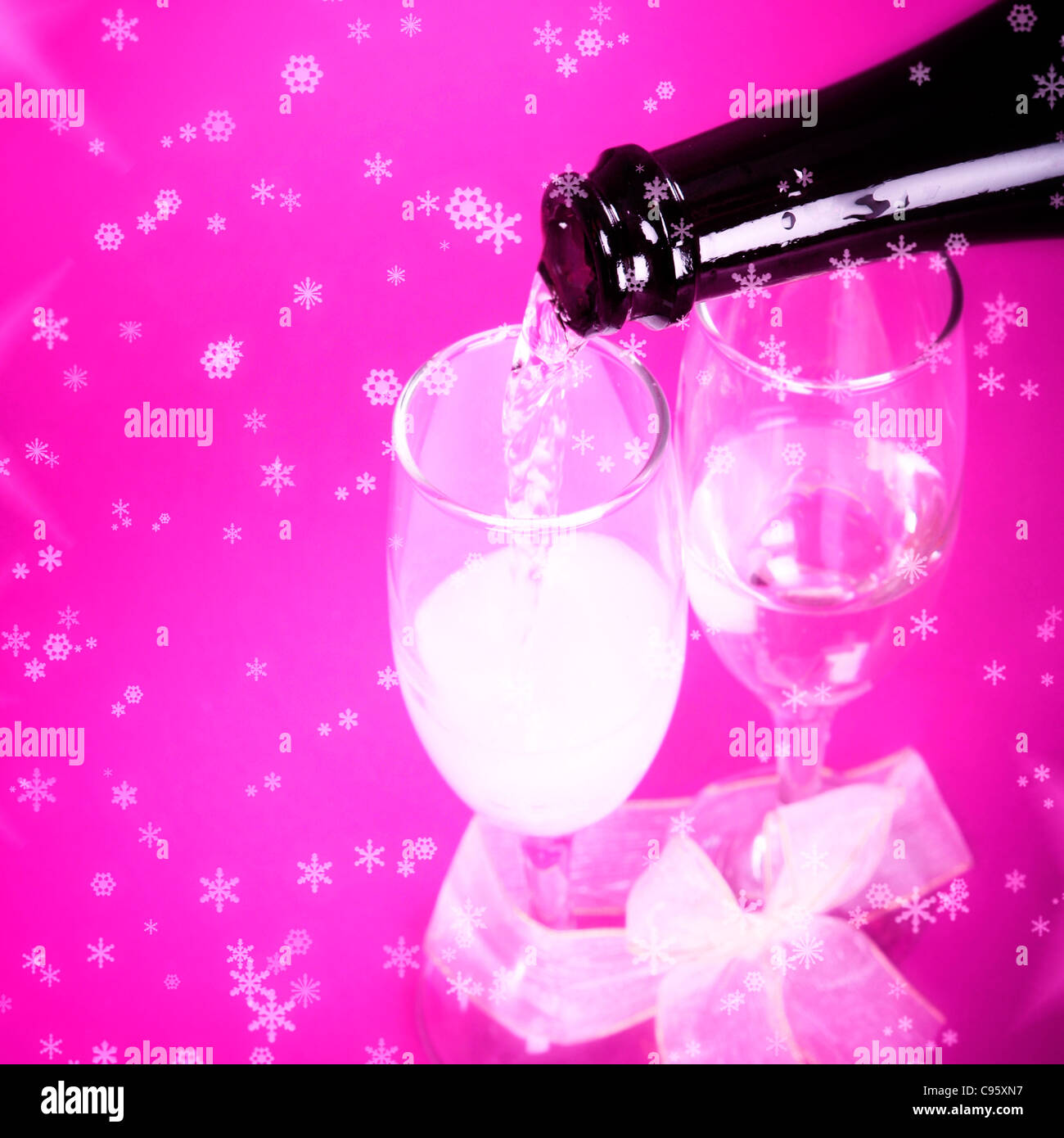 Giovane celebra il giorno di San Valentino con champagne. Foto Stock