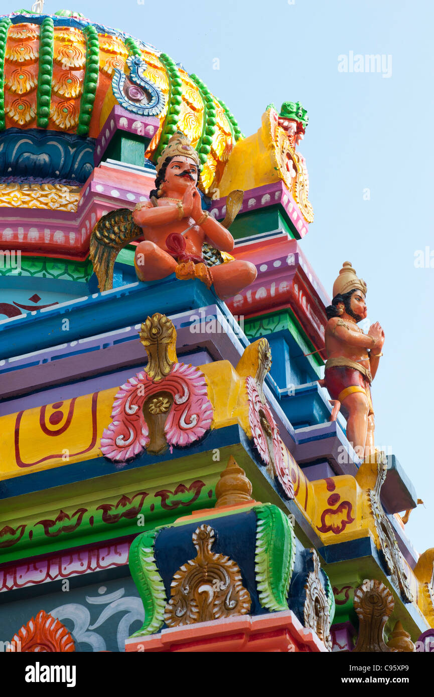 Colorato tempio indù top in India Foto Stock