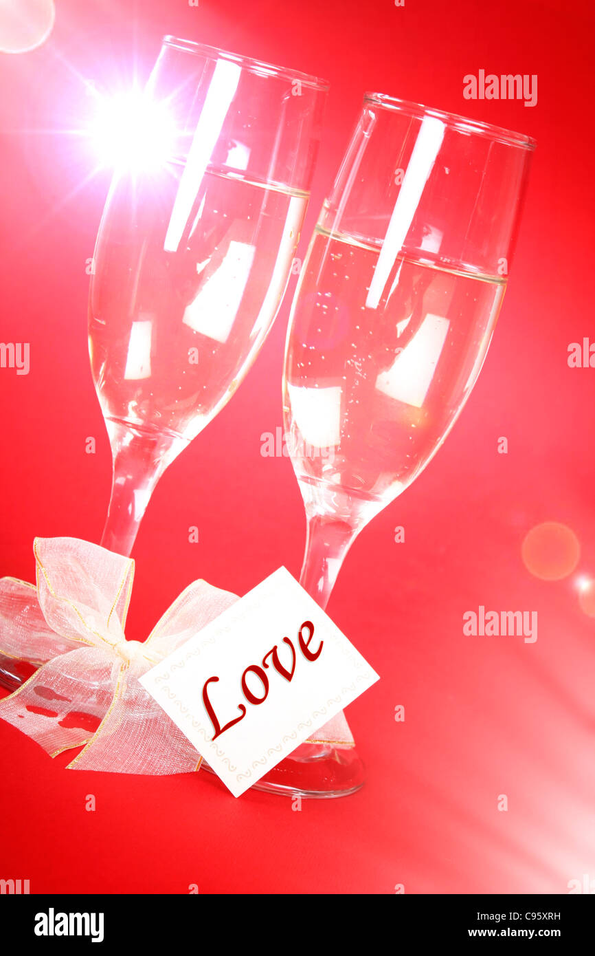 Giovane celebra il giorno di San Valentino con champagne. Foto Stock