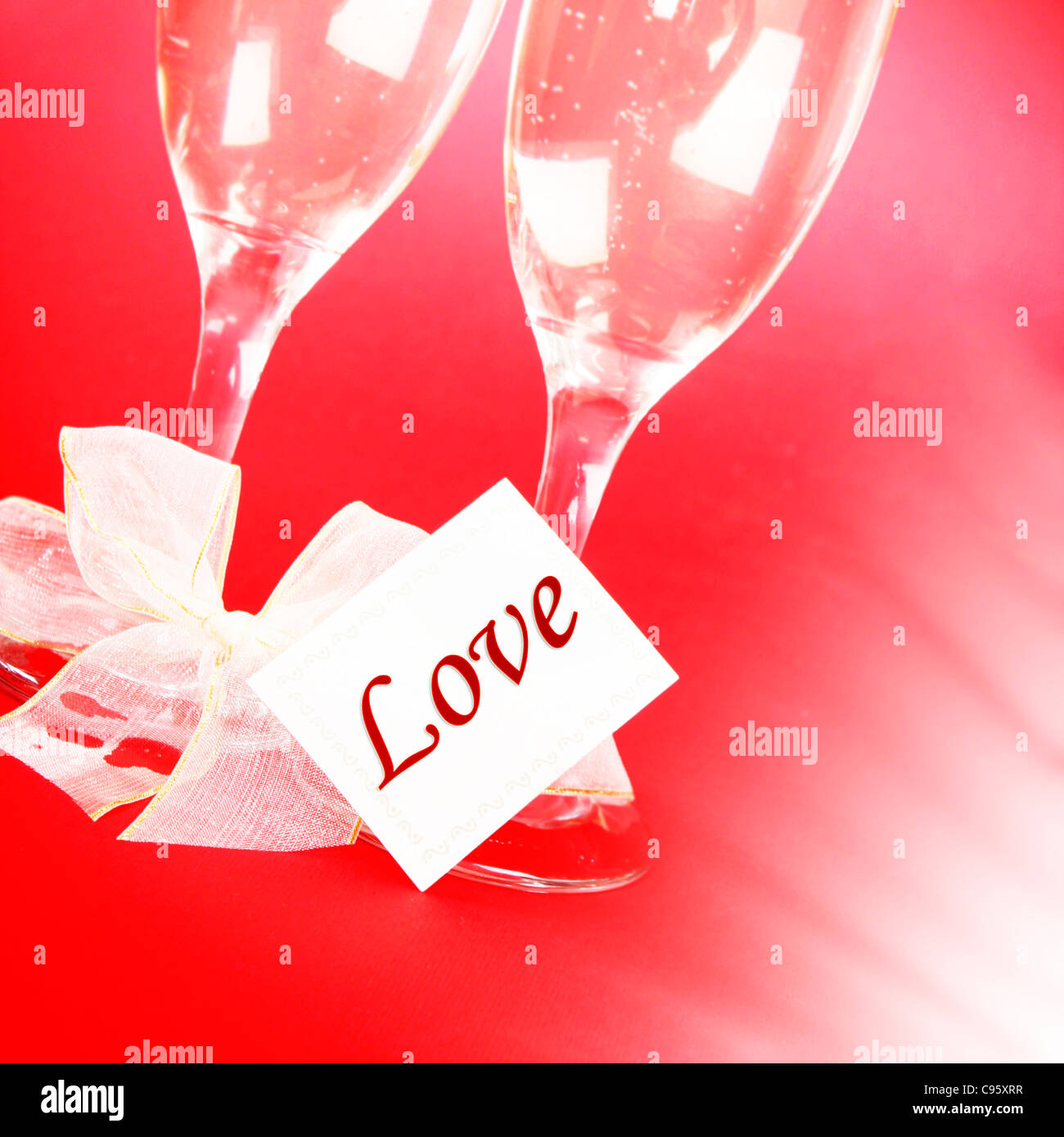 Giovane celebra il giorno di San Valentino con champagne. Foto Stock