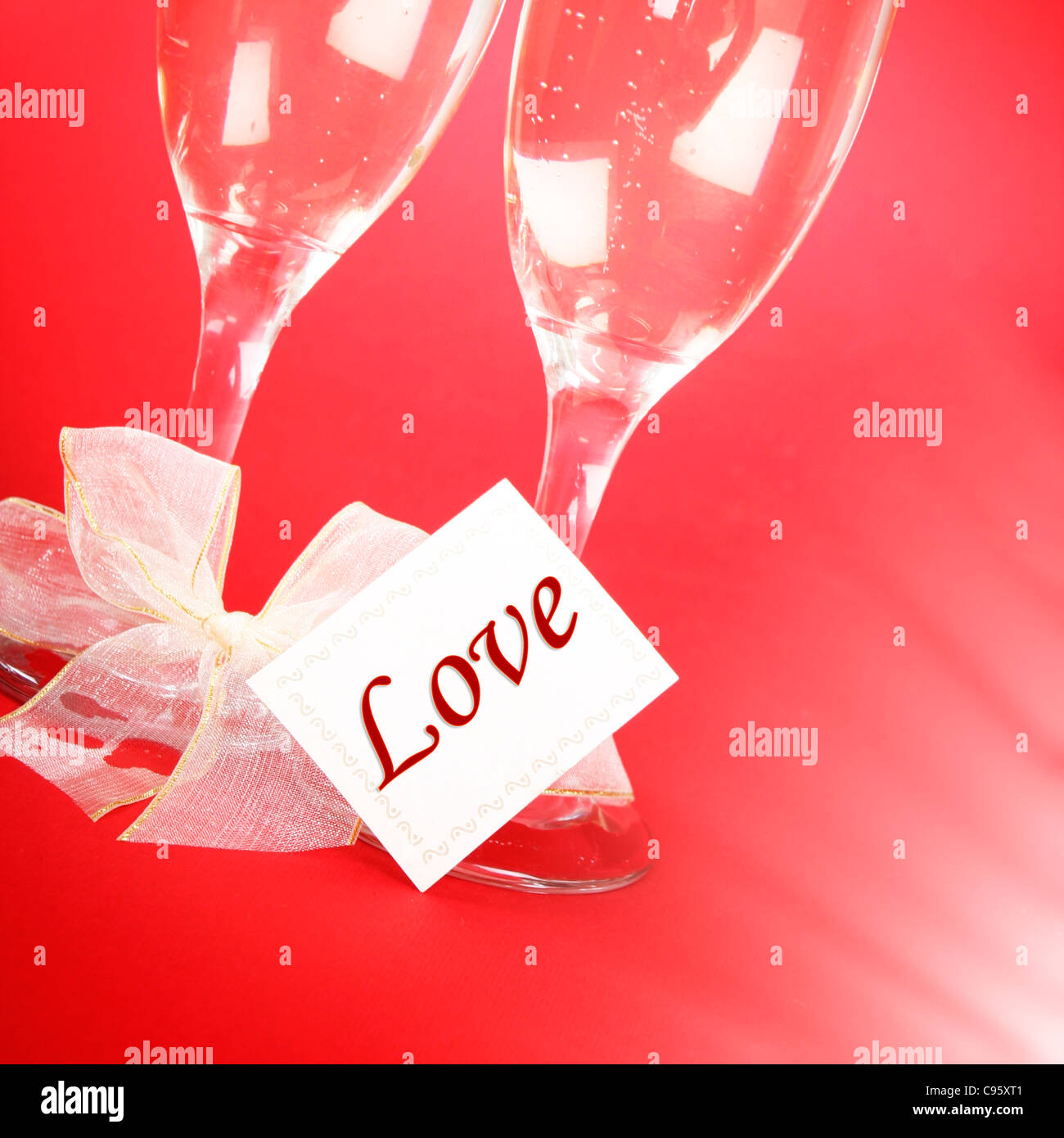 Giovane celebra il giorno di San Valentino con champagne. Foto Stock
