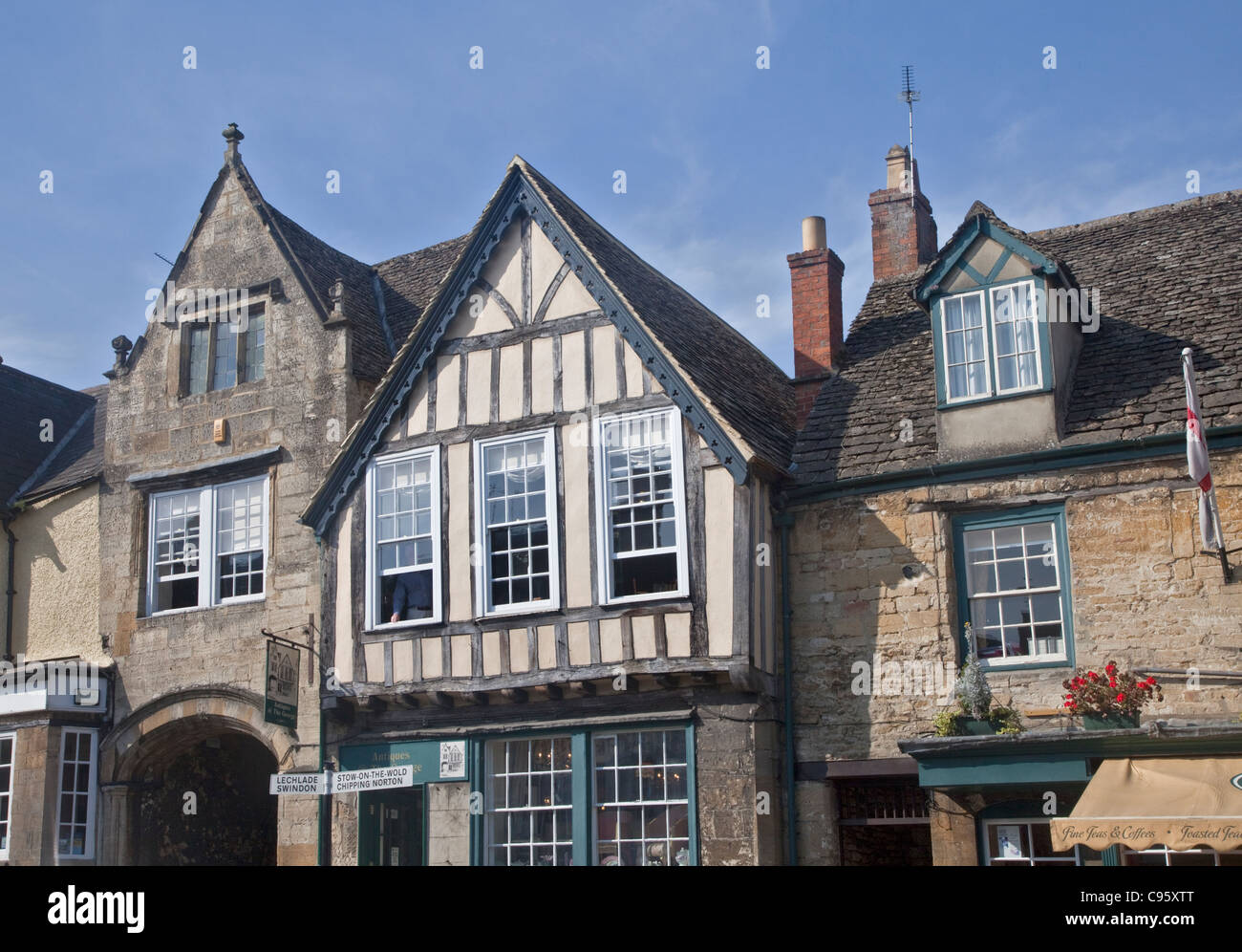 Edifici nel villaggio Costwold di Burford, Oxfordshire, Inghilterra Foto Stock