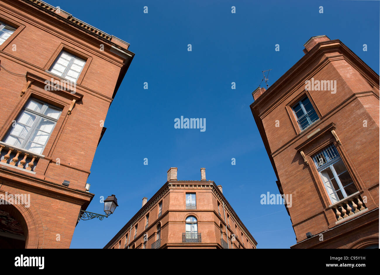 Architettura di mattoni di Hôtel du Balcon in mezzo alla Place du Capitole di Tolosa, ville rose, nel sud-ovest della Francia Foto Stock