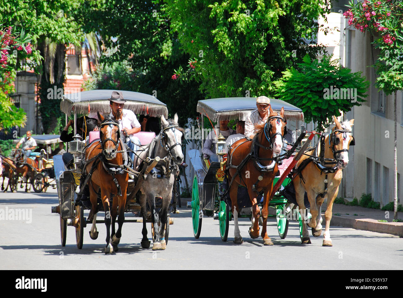 ISTANBUL, Turchia. A cavallo il phaetons a Buyukada, la più grande delle Isole dei Principi nel Mar di Marmara. 2011. Foto Stock