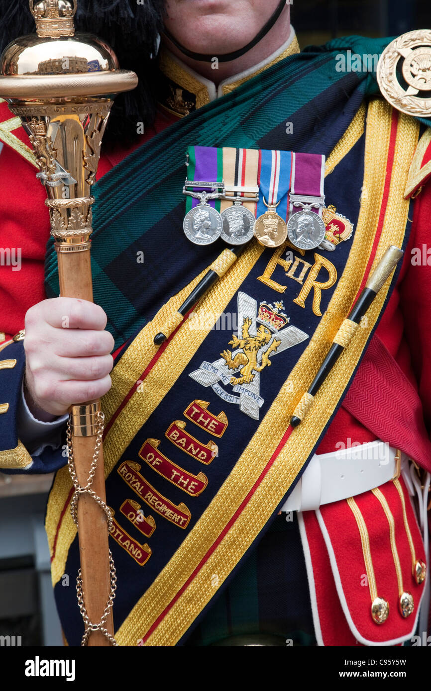 La Scozia, Edimburgo, il Royal Mile, parata militare, dettaglio di militari Costume Bandsman Foto Stock