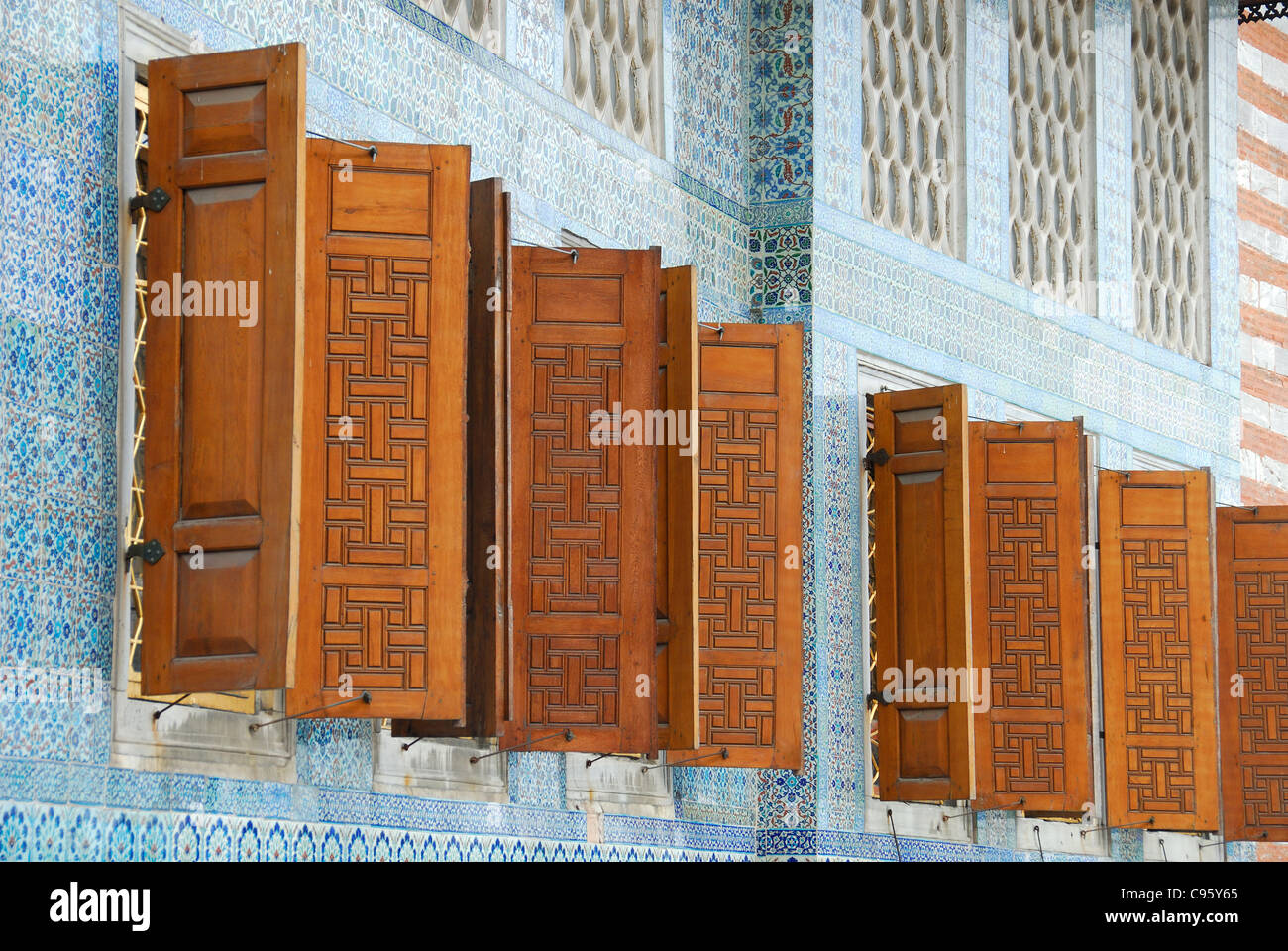 ISTANBUL, Turchia. Pareti piastrellate e finestre con persiane su gli appartamenti del principe ereditario nell'harem al Palazzo Topkapi. 2011. Foto Stock