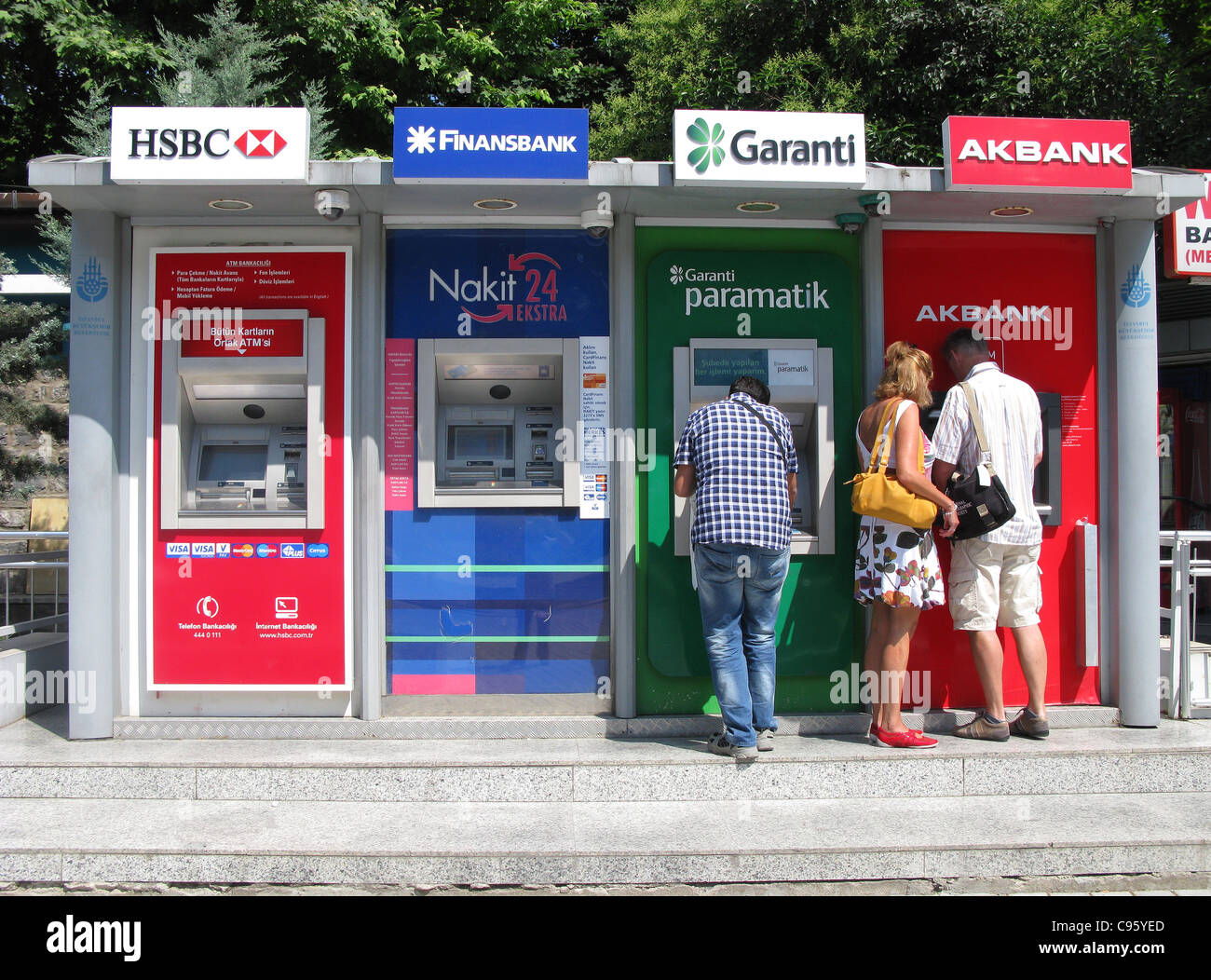 ISTANBUL, Turchia. Persone prelevare contanti dai distributori automatici a Sultanahmet. 2011. Foto Stock