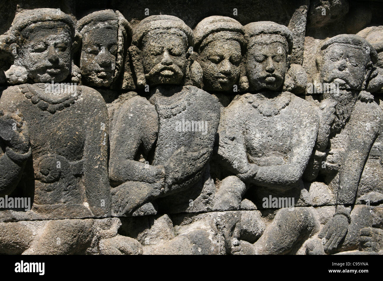 Bassorilievo in pietra di carving, Tempio di Borobudur, Java Foto Stock