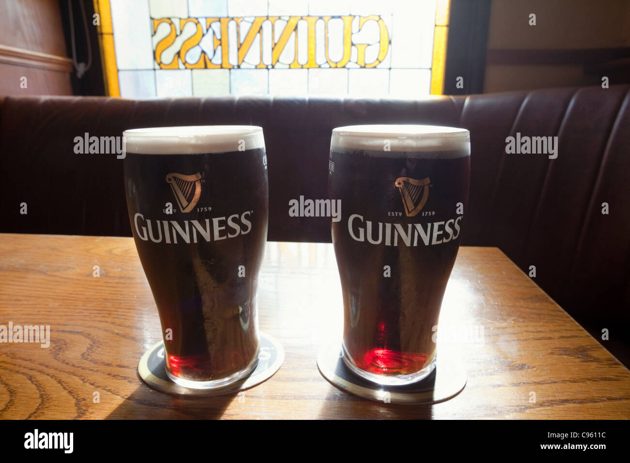 Repubblica di Irlanda, due pinte di Guinness Foto Stock