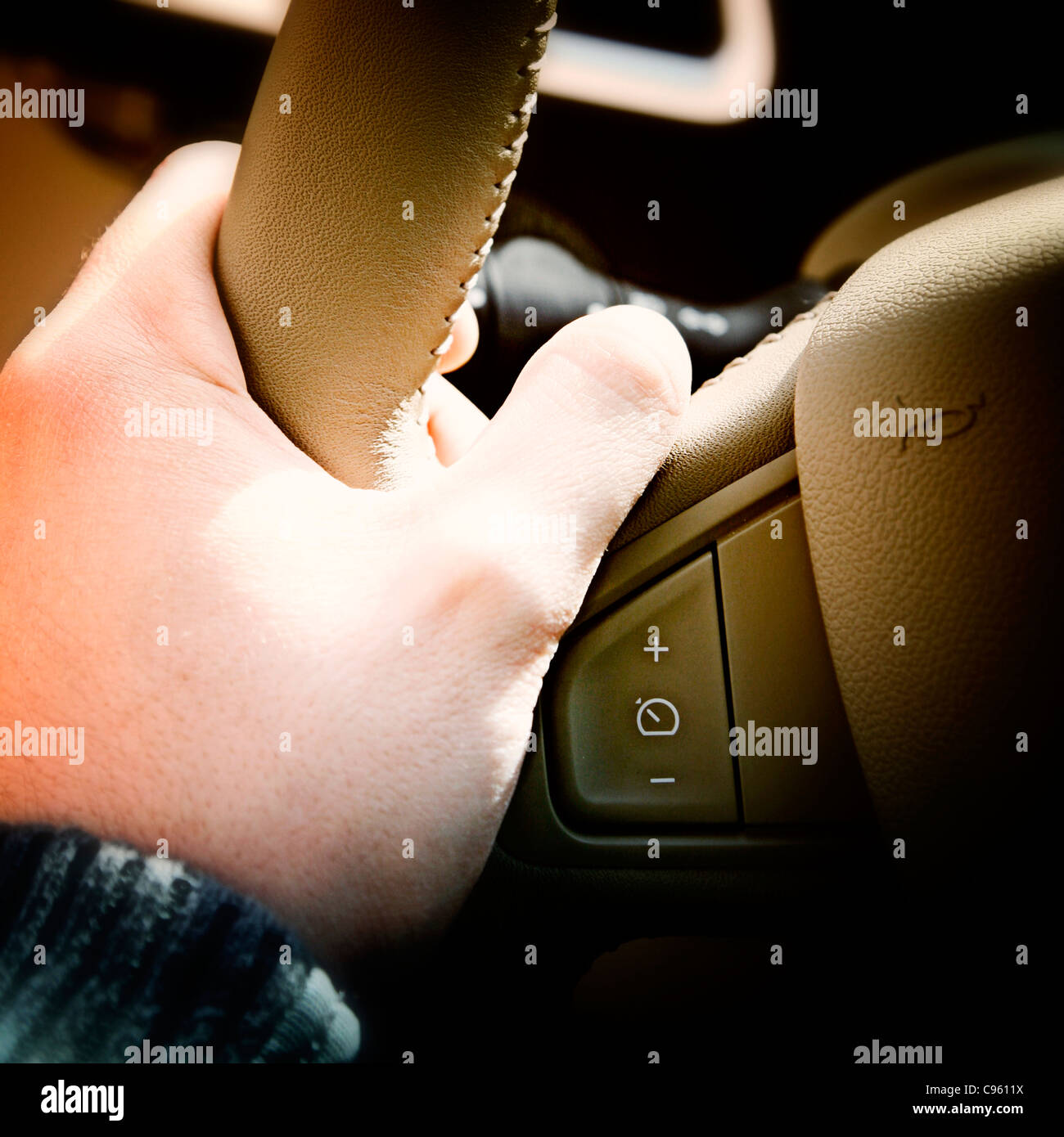 La guida di un auto in autostrada. Foto Stock