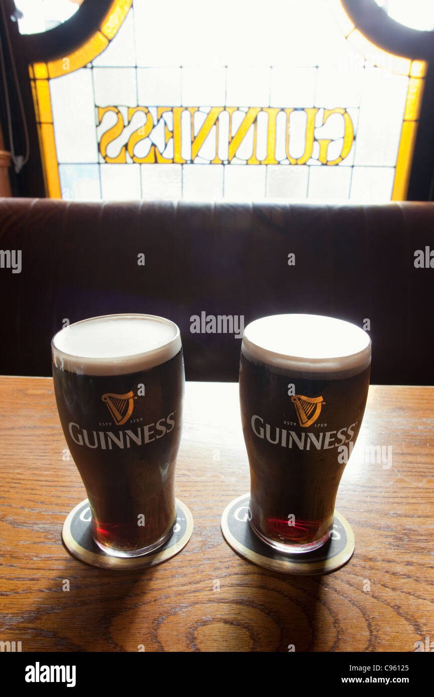 Repubblica di Irlanda, due pinte di Guinness Foto Stock