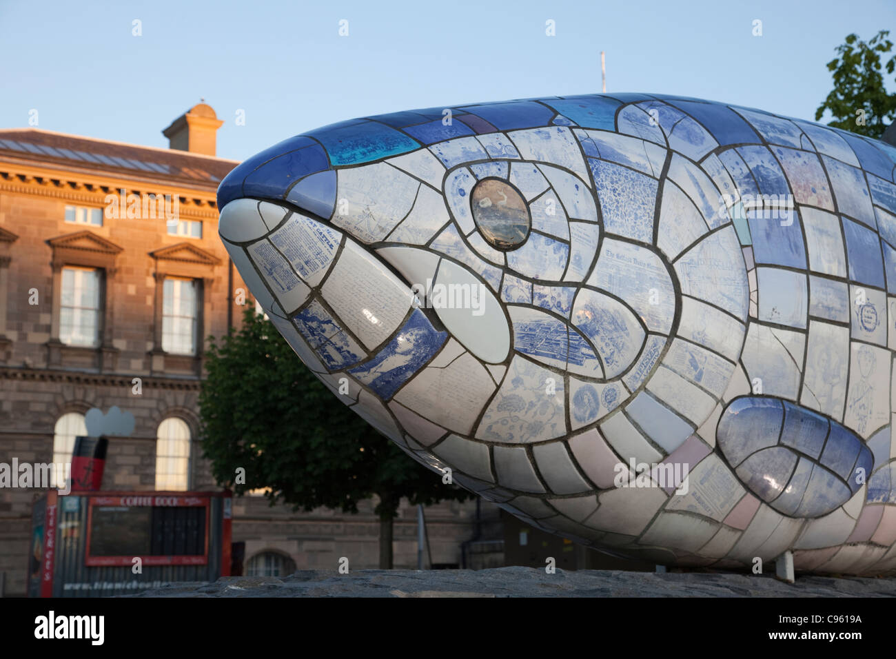 Irlanda del Nord, Belfast, il grande pesce da John benevolenza su Donegall Quay Foto Stock