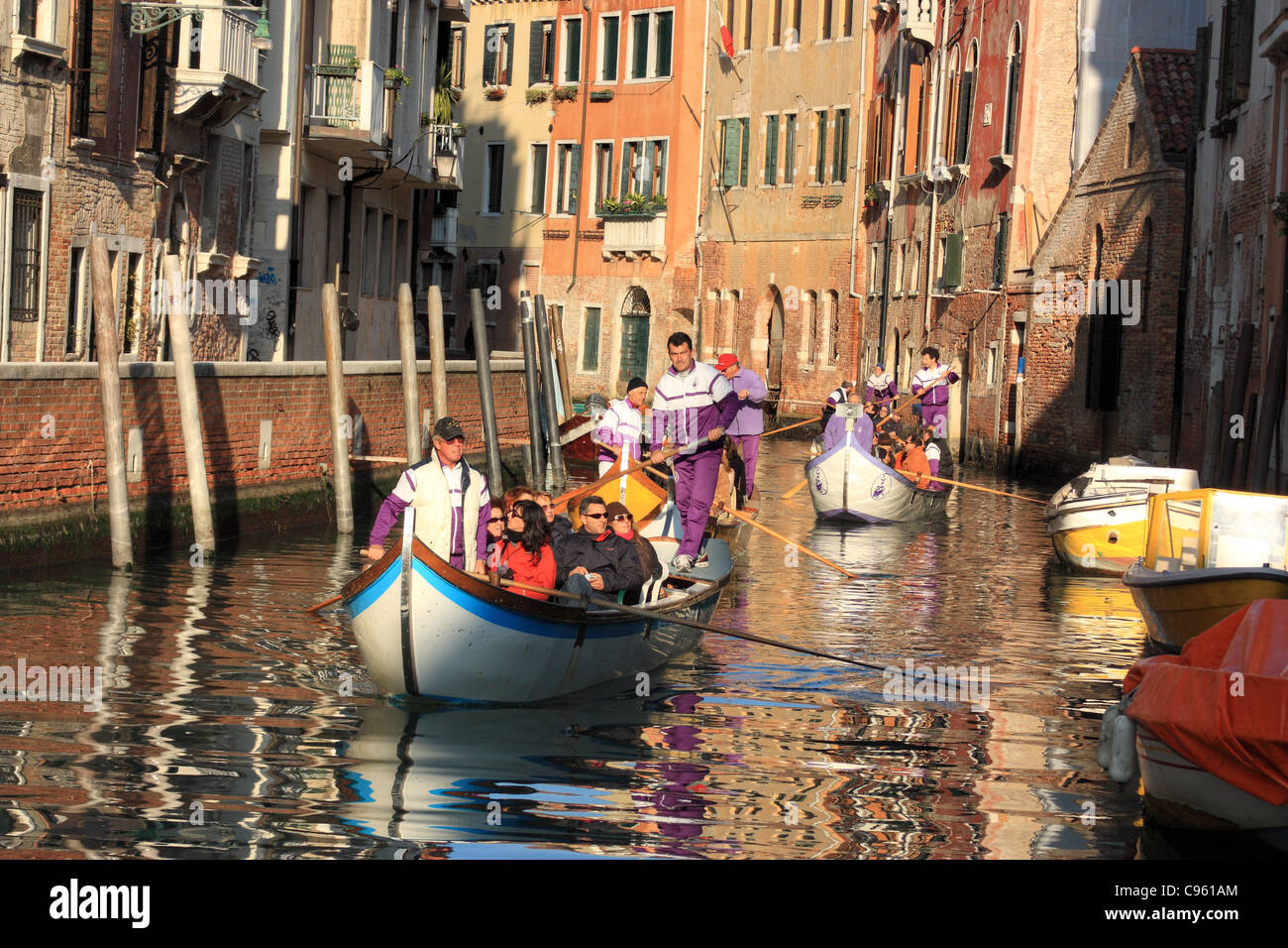 Canale veneziano di barca Foto Stock